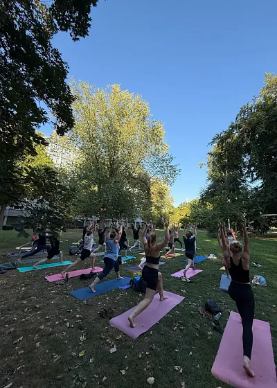 Bremen Pay: Yoga im Park in den Neustadtswallanlagen (Thumbnail 1)