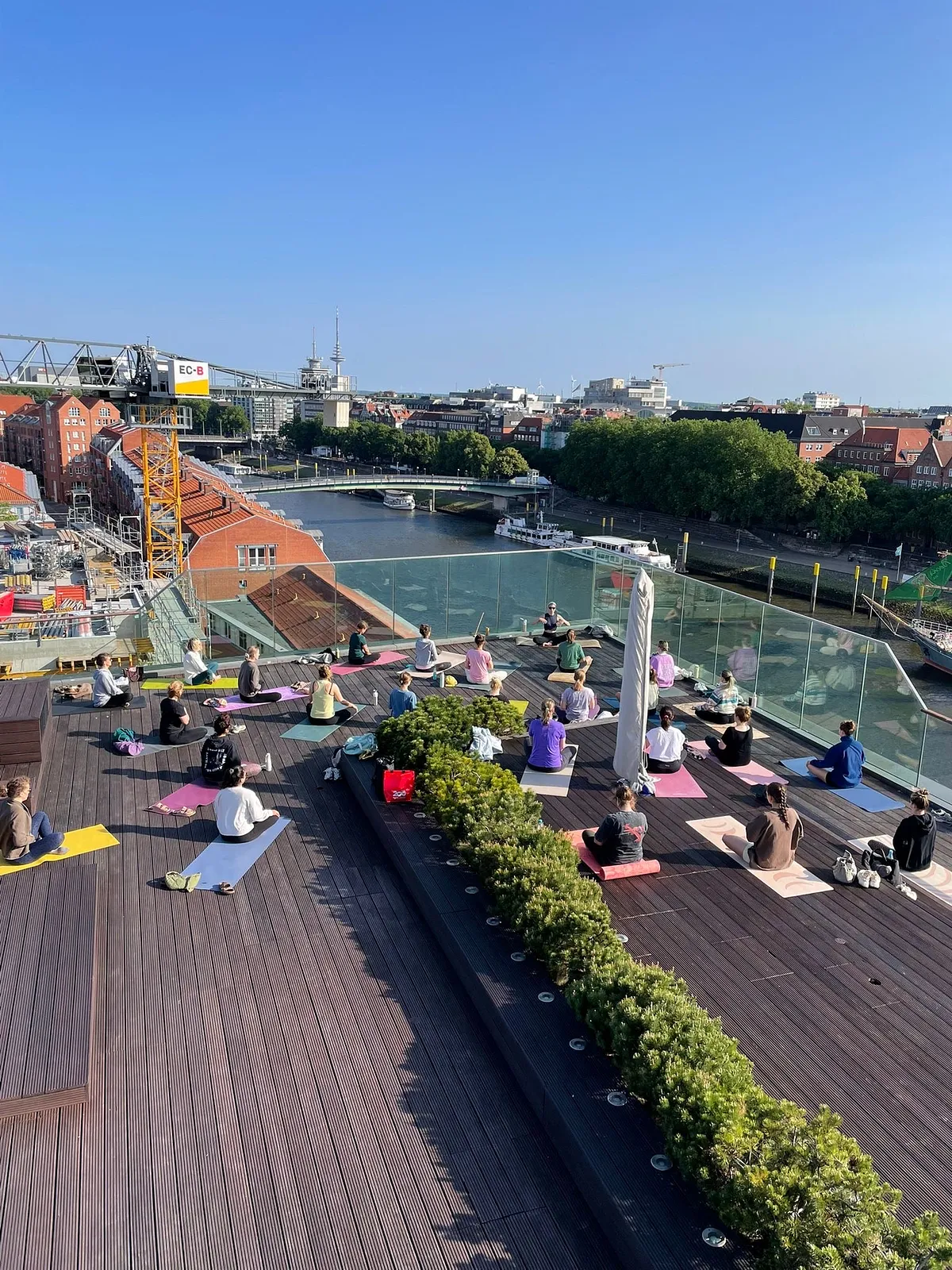 Rooftop Yoga- Yoga über den Dächern der Stadt- Dachterrassen Yoga (Bild 2)