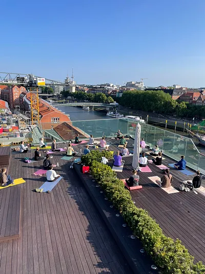 Rooftop Yoga- Yoga über den Dächern der Stadt- Dachterrassen Yoga (Thumbnail 1)