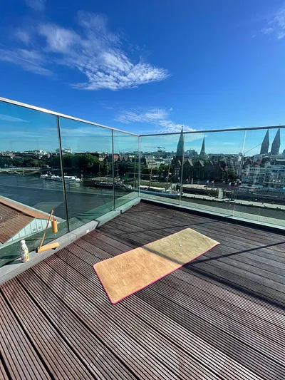 Rooftop Yoga- Yoga über den Dächern der Stadt (Thumbnail 1)