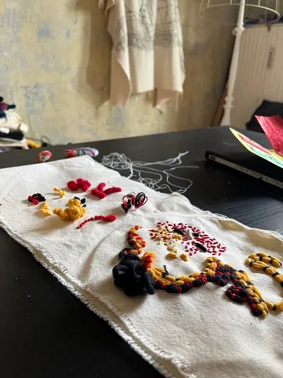 Entdecke das Sticken neu! Experimenteles Sticken mit Claudia A. Cruz (Thumbnail 5)