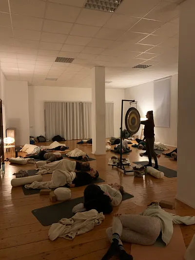 Yin Yoga & Sound - mit Gong & Quarzkristall-Klangschalen (Thumbnail 4)