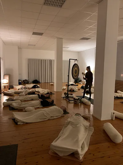 Yin Yoga & Sound - mit Gong & Quarzkristall-Klangschalen (Thumbnail 5)