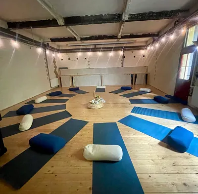 Yoga und Hortensienkranzbinden (Thumbnail 1)